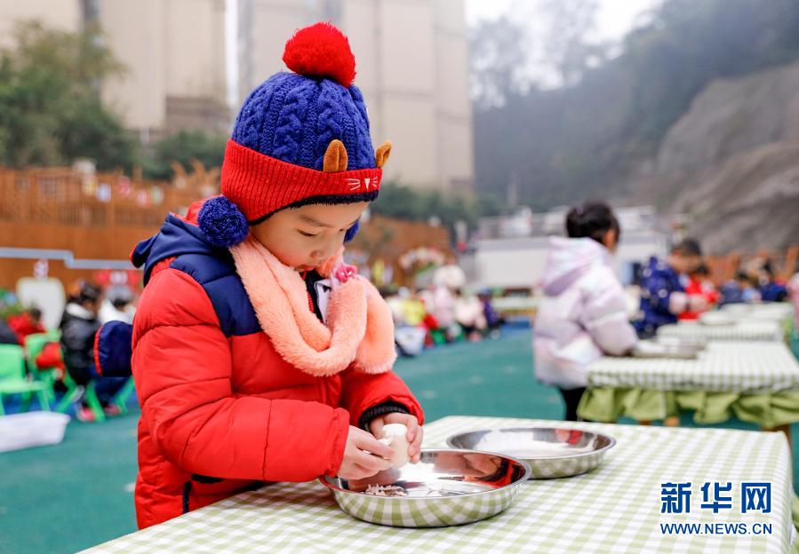 12月21日，四川省華鎣市清溪路幼兒園的小朋友在參加剝熟雞蛋比賽。新華社發(fā)（邱海鷹 攝）