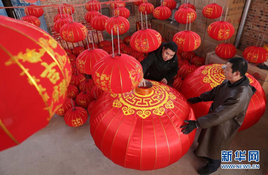 12月21日，在河南省武陟縣西陶鎮(zhèn)石荊村一家燈籠加工廠，顧客在挑選大紅燈籠。新華社發(fā)（馮小敏 攝）