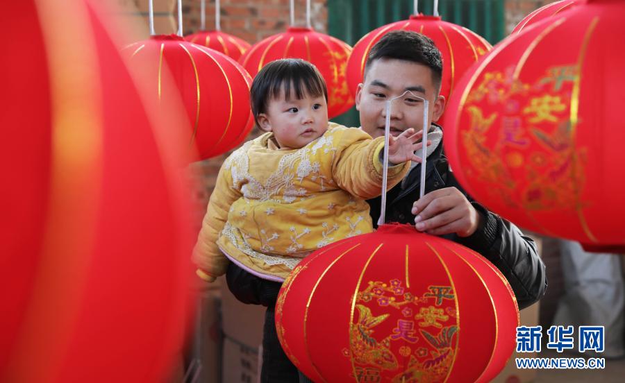 12月21日，在河南省武陟縣西陶鎮(zhèn)石荊村一家燈籠加工廠，顧客在挑選大紅燈籠。新華社發(fā)（馮小敏 攝）