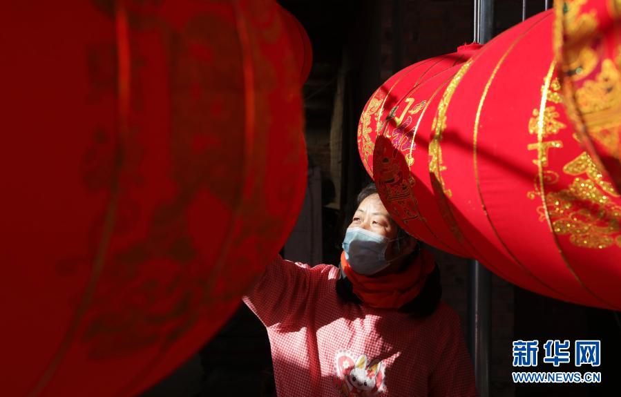 12月21日，在河南省武陟縣西陶鎮(zhèn)石荊村一家燈籠加工廠，顧客在挑選大紅燈籠。新華社發(fā)（馮小敏 攝）