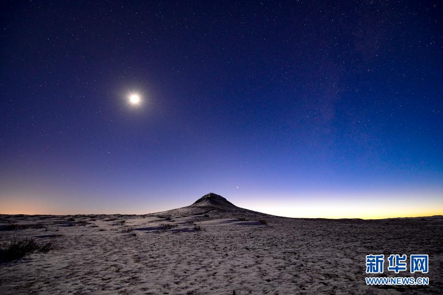12月20日拍攝的烏蘭哈達(dá)火山群8號火山。冬日夜間，位于內(nèi)蒙古烏蘭察布市察哈爾右翼后旗的烏蘭哈達(dá)火山群上空繁星閃爍，景色迷人。新華社發(fā)（王正 攝）