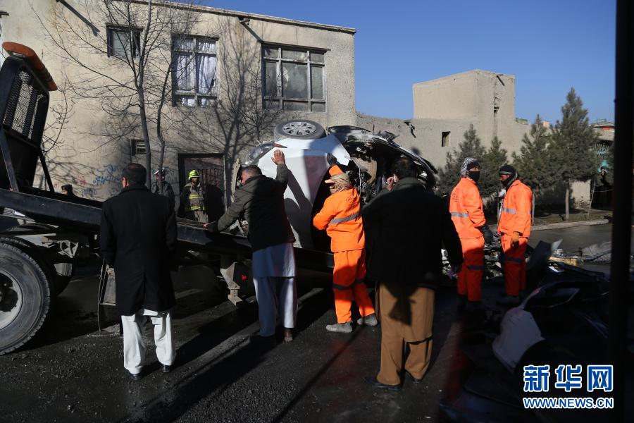 12月22日，在阿富汗首都喀布爾，工作人員清理爆炸現場。阿富汗警方22日證實，首都喀布爾當天上午發(fā)生一起炸彈襲擊，造成5人死亡、2人受傷。新華社發(fā)（賽義德攝）