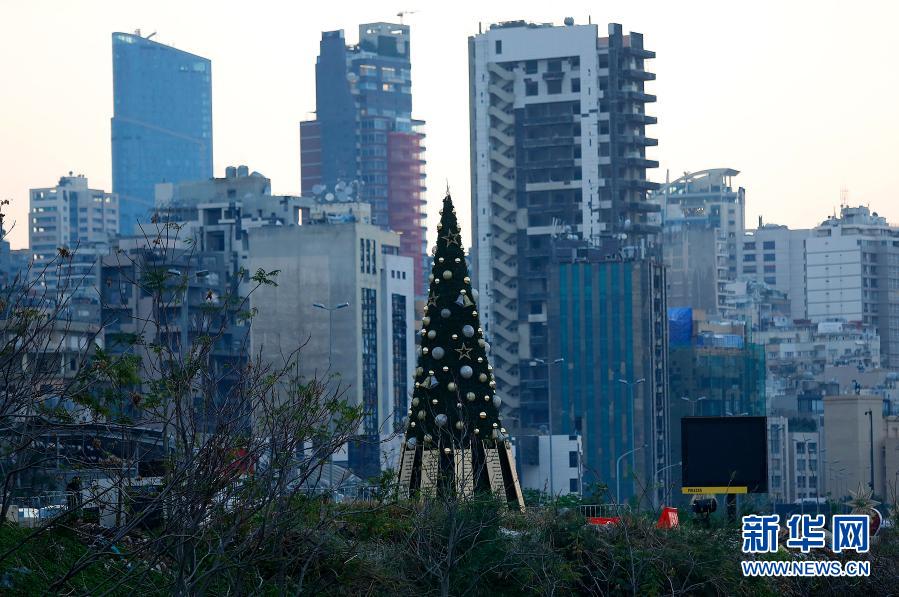 12月22日，黎巴嫩貝魯特港口爆炸廢墟附近一棵圣誕樹(shù)上面掛著爆炸中死難者的名字。新華社發(fā)（比拉爾·賈維希攝）