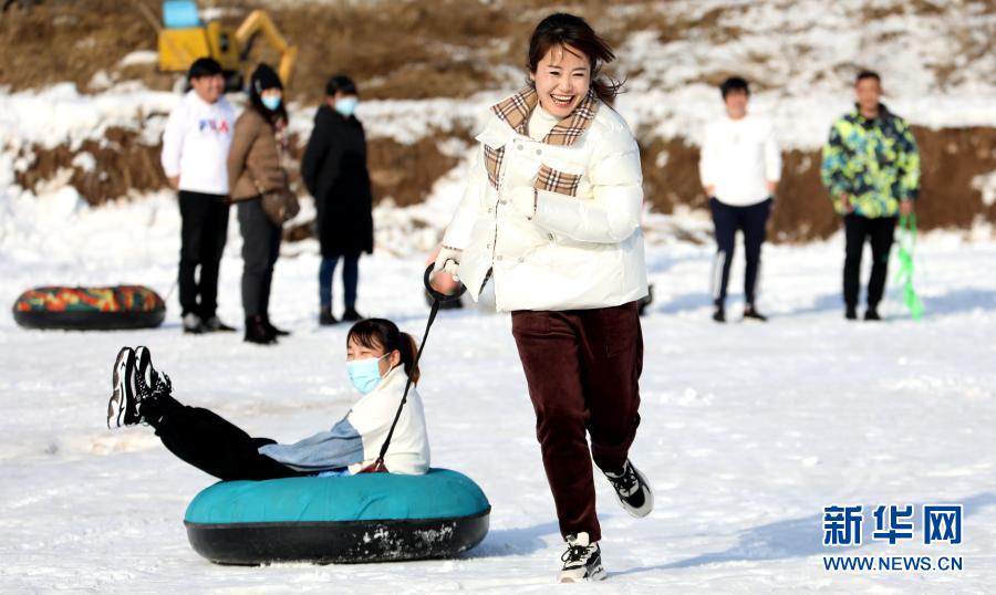 12月23日，一對(duì)選手在參加拉雪圈比賽。當(dāng)日，河北省滄州市滄縣舉行冰雪趣味運(yùn)動(dòng)會(huì)，百余名選手參加了拉雪圈、雪地保齡球、雪地跳繩、雪地爬犁等項(xiàng)目的比拼，運(yùn)動(dòng)會(huì)將趣味競(jìng)賽與全民健身結(jié)合，讓群眾享受冰雪運(yùn)動(dòng)帶來(lái)的快樂(lè)。新華社發(fā)（周洋 攝）