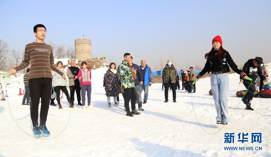 12月23日，選手參加雪地1分鐘跳繩比賽。當(dāng)日，河北省滄州市滄縣舉行冰雪趣味運(yùn)動(dòng)會(huì)，百余名選手參加了拉雪圈、雪地保齡球、雪地跳繩、雪地爬犁等項(xiàng)目的比拼，運(yùn)動(dòng)會(huì)將趣味競(jìng)賽與全民健身結(jié)合，讓群眾享受冰雪運(yùn)動(dòng)帶來(lái)的快樂(lè)。新華社發(fā)（周洋 攝）