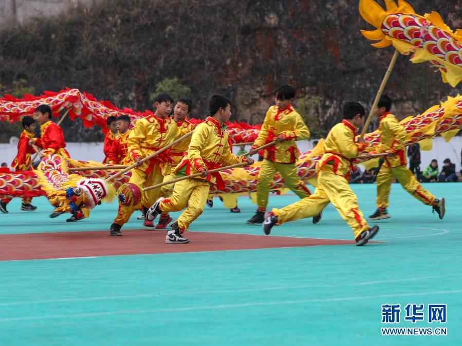 12月25日，在玉屏侗族自治縣朱家場(chǎng)鎮(zhèn)興隆小學(xué)，學(xué)生們表演舞龍。近年來，貴州省銅仁市玉屏侗族自治縣在村級(jí)小學(xué)大力推廣舞龍，讓學(xué)生得到鍛煉的同時(shí)，感受傳統(tǒng)文化的魅力。新華社發(fā)（胡攀學(xué) 攝）