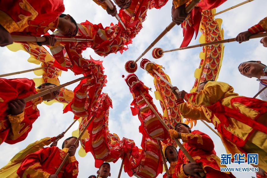 12月25日，在玉屏侗族自治縣朱家場(chǎng)鎮(zhèn)興隆小學(xué)，學(xué)生們練習(xí)舞龍。新華社發(fā)（胡攀學(xué) 攝）