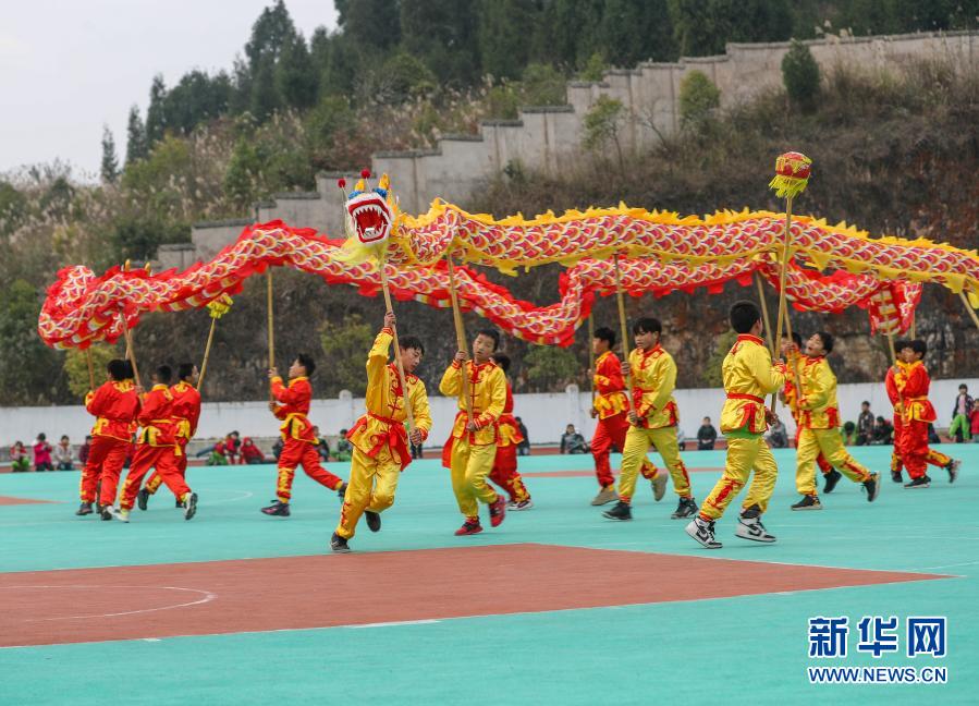 12月25日，在玉屏侗族自治縣朱家場(chǎng)鎮(zhèn)興隆小學(xué)，學(xué)生們表演舞龍。新華社發(fā)（胡攀學(xué) 攝）