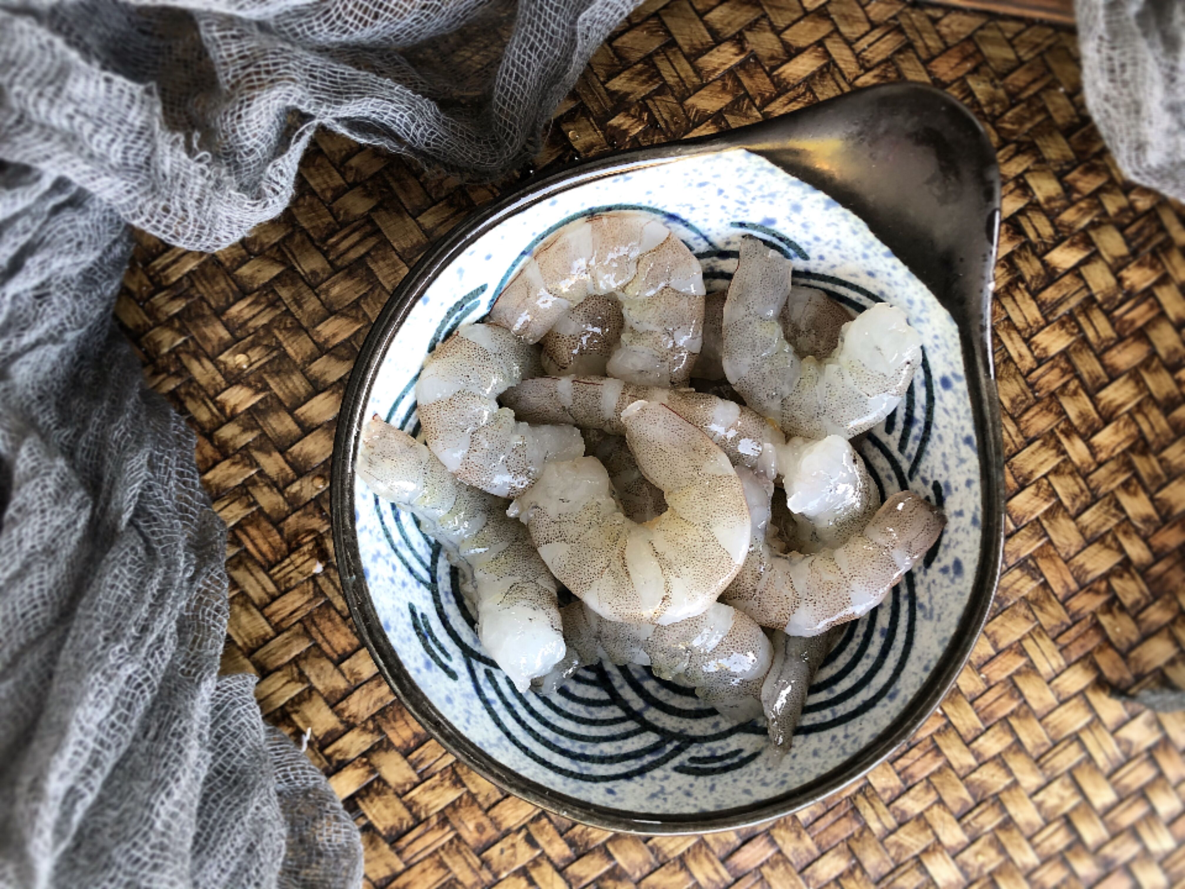 剝蝦仁很簡單，教你小技巧，蝦殼輕松完整脫落，3秒剝1個，實用
