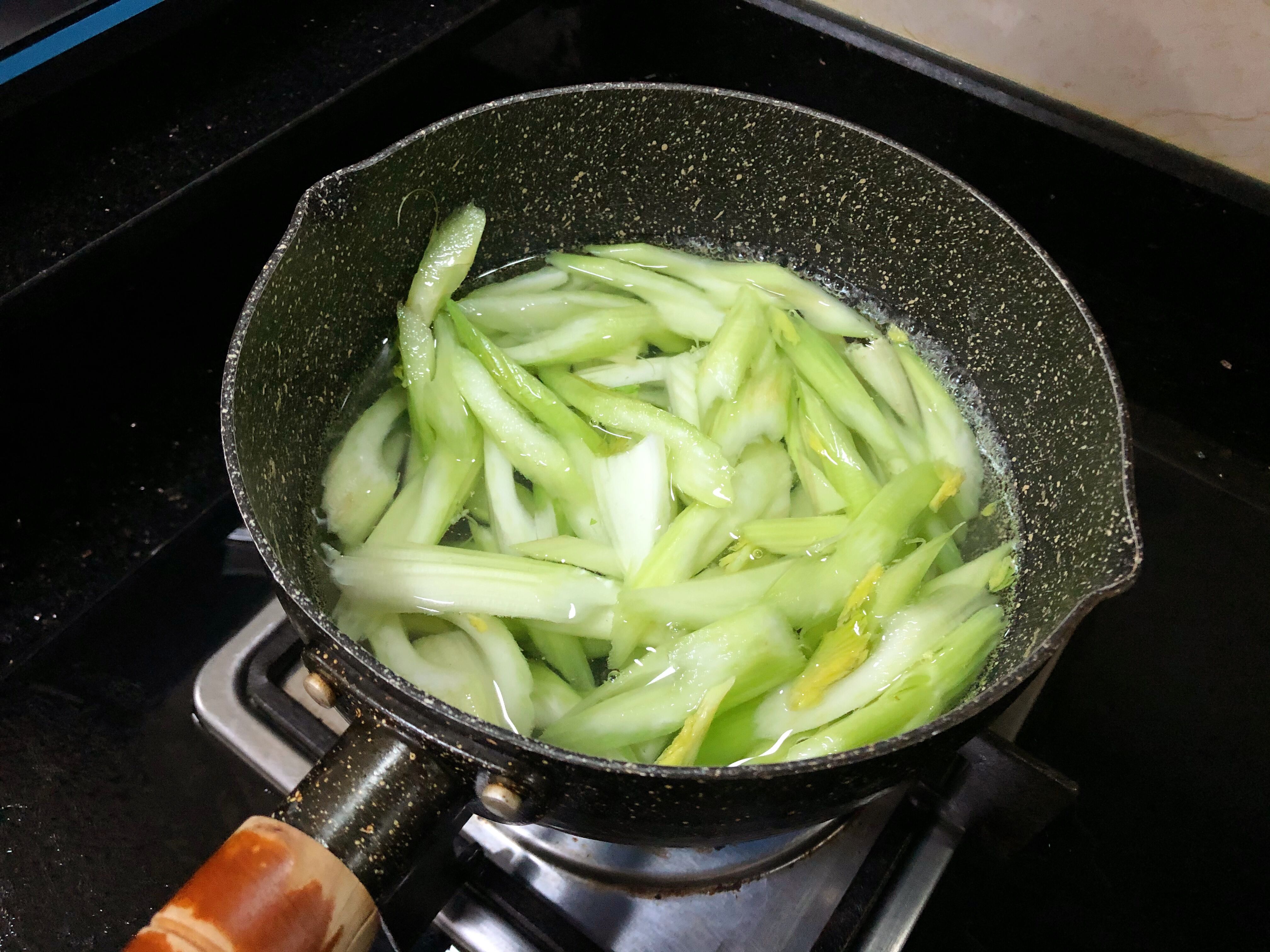 剝蝦仁很簡單，教你小技巧，蝦殼輕松完整脫落，3秒剝1個，實用