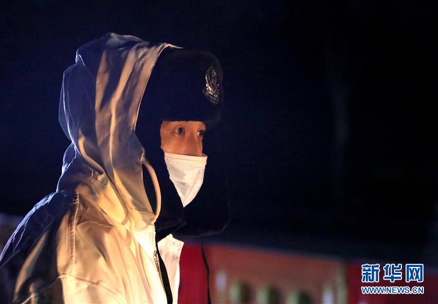 1月9日，一名民警在檢查站執(zhí)勤。 為阻斷疫情擴(kuò)散蔓延，河北省石家莊市高新區(qū)公安分局組織民警24小時(shí)在藁城區(qū)通往石家莊城區(qū)的道路上對來往車輛人員進(jìn)行核查。 新華社記者 金皓原 攝