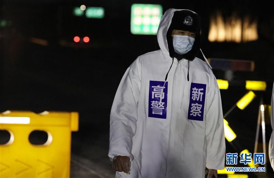 1月9日，民警在臨時(shí)檢查站執(zhí)勤。 為阻斷疫情擴(kuò)散蔓延，河北省石家莊市高新區(qū)公安分局組織民警24小時(shí)在藁城區(qū)通往石家莊城區(qū)的道路上對來往車輛人員進(jìn)行核查。 新華社記者 金皓原 攝
