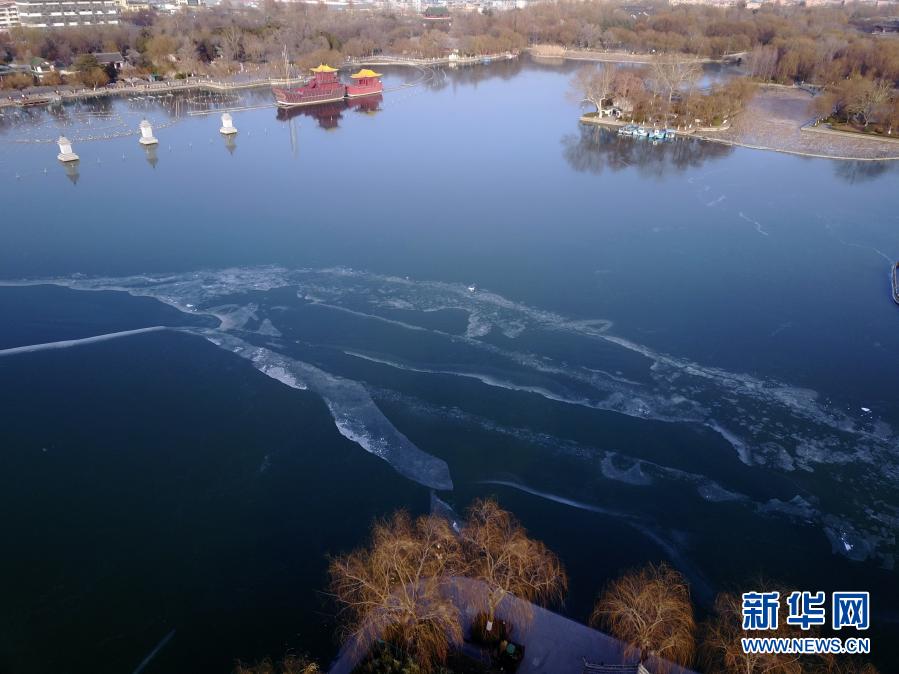 1月11日拍攝的湖面結(jié)冰的大明湖（無人機(jī)照片）。日前，受持續(xù)低溫天氣影響，濟(jì)南大明湖湖面全部結(jié)冰。據(jù)介紹，由于有泉水注入，往年冬季大明湖只有湖岸附近水面結(jié)冰，全湖冰封比較罕見。新華社發(fā)