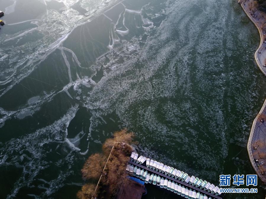 1月11日拍攝的湖面結(jié)冰的大明湖（無人機(jī)照片）。日前，受持續(xù)低溫天氣影響，濟(jì)南大明湖湖面全部結(jié)冰。據(jù)介紹，由于有泉水注入，往年冬季大明湖只有湖岸附近水面結(jié)冰，全湖冰封比較罕見。新華社發(fā)