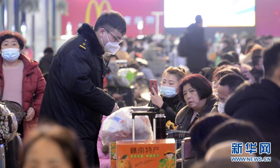1月12日，北京站工作人員在候車室進(jìn)行防疫巡查，提示用餐后的旅客及時佩戴口罩。春運(yùn)即將到來，北京火車站采取4小時一次定時消毒、候車室防疫巡查、進(jìn)站口防疫疏導(dǎo)、測溫進(jìn)站等疫情防控措施，降低病毒傳播風(fēng)險。新華社記者 李欣 攝
