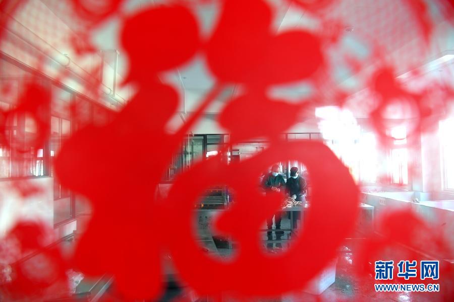 1月13日，丁升平（左）在生產(chǎn)車間加工臘味產(chǎn)品。今年36歲的丁升平大學(xué)畢業(yè)后曾進(jìn)入政府機(jī)關(guān)工作，2012年辭職創(chuàng)業(yè)，回到家鄉(xiāng)安徽省合肥市肥西縣上派鎮(zhèn)進(jìn)行臘味產(chǎn)品的加工和銷售。從臘味產(chǎn)品的研制到市場的開拓，丁升平從零開始學(xué)習(xí)，經(jīng)過幾年用心經(jīng)營，原先的小作坊如今已變身為規(guī)?；D味產(chǎn)品加工廠。2020年，受新冠肺炎疫情影響，丁升平的臘味生意曾短暫遭遇“寒流”。丁升平以市場為導(dǎo)向，豐富臘味產(chǎn)品品種，開展“線上”和“線下”相結(jié)合的銷售模式，臘味生意很快回暖。2020年，丁升平的“廬香”臘味銷售額達(dá)到1000多萬元，帶動(dòng)周邊鄉(xiāng)村20多名村民實(shí)現(xiàn)穩(wěn)定就業(yè)。新華社記者劉軍喜攝