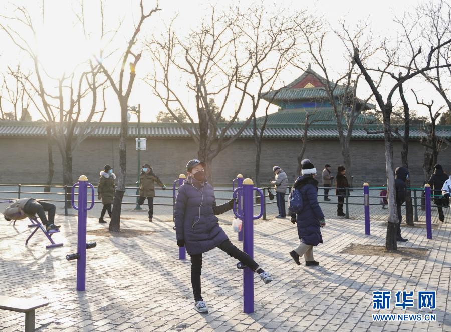 當(dāng)日，北京天氣晴好，不少市民游客來(lái)到天壇公園游玩，樂(lè)享周末。新華社記者 張浩波 攝