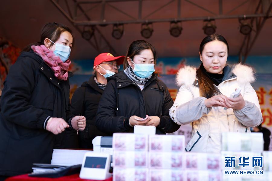 1月18日，工作人員在核實(shí)分紅金額。當(dāng)日，位于青海省海東市互助土族自治縣威遠(yuǎn)鎮(zhèn)的卓扎灘村迎來“分紅日”，1820名入股村民領(lǐng)取了青海卓扎灘原生態(tài)景區(qū)旅游服務(wù)有限公司的120萬元年度經(jīng)營分紅及面粉和大米。2018年，卓扎灘村村民以自愿入股的方式參與景區(qū)建設(shè)，2019年開始領(lǐng)取“分紅”，通過發(fā)展鄉(xiāng)村旅游，享受旅游收益。新華社記者 張曼怡 攝