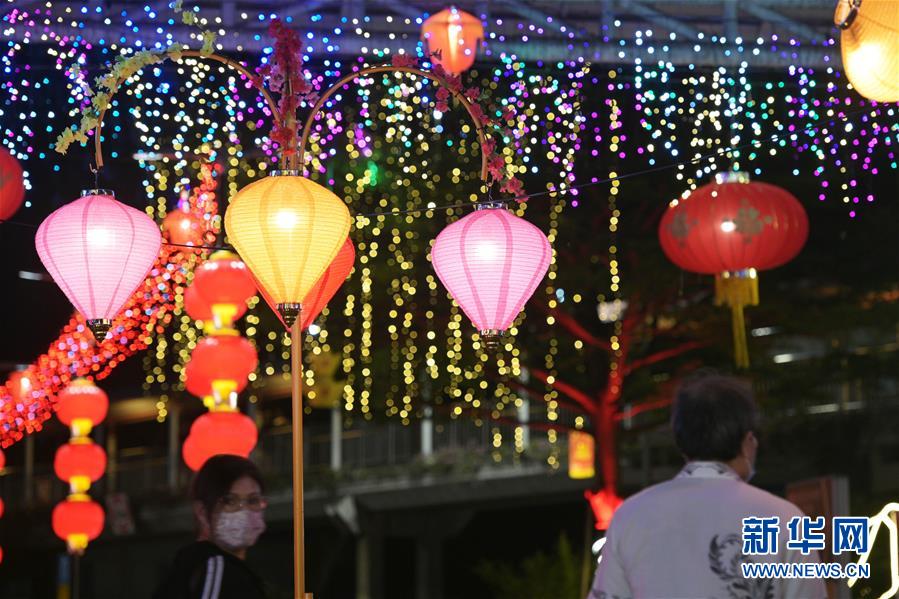 1月18日，慶祝農(nóng)歷新年的燈飾在新加坡紅山組屋區(qū)亮起。 新華社發(fā) （鄧智煒 攝）