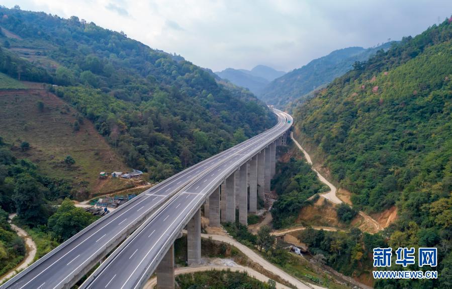 　　1月20日拍攝的思瀾高速南婆河特大橋（無人機(jī)照片）?！　‘?dāng)日，云南省普洱市思茅區(qū)至瀾滄拉祜族自治縣高速公路建成通車。思瀾高速主線全長(zhǎng)約125公里，通車后將思茅區(qū)至瀾滄縣行車時(shí)間由3.5小時(shí)縮短至1.5小時(shí)。思瀾高速公路建成后將輻射普洱市直過民族聚居最多的瀾滄、孟連、西盟三縣，惠及邊疆70多萬人民群眾，有效助力脫貧攻堅(jiān)成果鞏固?！　⌒氯A社記者 陳欣波 攝