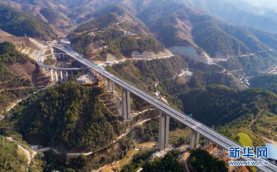 　　1月20日拍攝的思瀾高速控制性工程謙邁河特大橋（無人機(jī)照片）?！　‘?dāng)日，云南省普洱市思茅區(qū)至瀾滄拉祜族自治縣高速公路建成通車。思瀾高速主線全長(zhǎng)約125公里，通車后將思茅區(qū)至瀾滄縣行車時(shí)間由3.5小時(shí)縮短至1.5小時(shí)。思瀾高速公路建成后將輻射普洱市直過民族聚居最多的瀾滄、孟連、西盟三縣，惠及邊疆70多萬人民群眾，有效助力脫貧攻堅(jiān)成果鞏固?！　⌒氯A社記者 陳欣波 攝