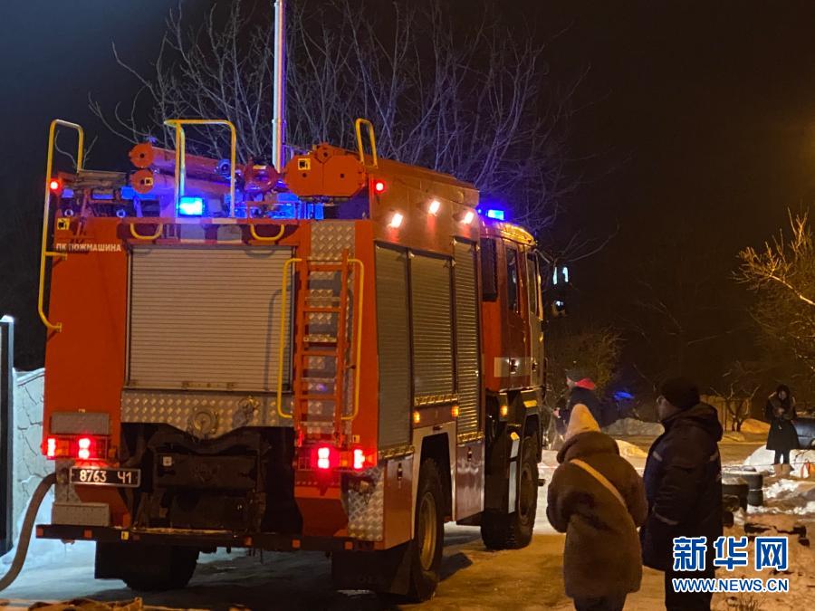 　　1月21日，一輛消防車?？吭跒蹩颂m東部哈爾科夫市發(fā)生火災(zāi)的養(yǎng)老院附近（手機(jī)照片）?！　」柨品蚴羞@家養(yǎng)老院當(dāng)日下午發(fā)生火災(zāi)，造成至少15人死亡、5人受傷?！　⌒氯A社發(fā)（亞基緬科·馬克西姆·維塔利耶維奇 攝）