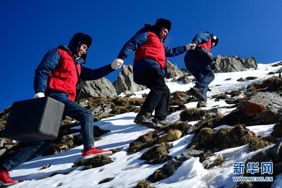 　　1月21日，國家電網(wǎng)西寧供電公司輸電運檢中心運檢人員在登山巡檢?！　?10千伏達朔線是保障青海省西寧市用電的一條重要線路，這一線路起于青海省海北藏族自治州門源回族自治縣330千伏達坂變電站，止于西寧市大通回族土族自治縣110千伏朔北變電站。線路經(jīng)過海拔近4000米的達坂山，全長近70公里?！　∮捎诰€路處于風口高山區(qū)段，進入冬季，線路常會出現(xiàn)覆冰現(xiàn)象。為保障春節(jié)前輸電線路安全，國家電網(wǎng)西寧供電公司輸電運檢中心在出現(xiàn)降雪天氣后，組織運檢人員沿著線路開展設(shè)備特巡?！　《旧铰贩e雪，許多電塔位置又極高，因而多數(shù)線路只能徒步巡檢。高山上寒冷異常，但為了山下這座城市能在節(jié)日里依然溫暖明亮，運檢人員一次次登上高寒缺氧的達坂山，排查線路桿塔積雪、覆冰等情況，保障轄區(qū)內(nèi)電網(wǎng)安全穩(wěn)定運行?！　⌒氯A社記者 張龍 攝