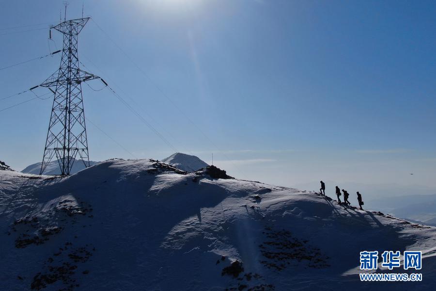 　　1月21日，國家電網(wǎng)西寧供電公司輸電運檢中心運檢人員在登山巡檢（無人機照片）。新華社記者 張龍 攝