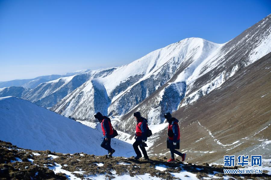 　　1月21日，國家電網(wǎng)西寧供電公司輸電運檢中心運檢人員在登山巡檢。新華社記者 張龍 攝
