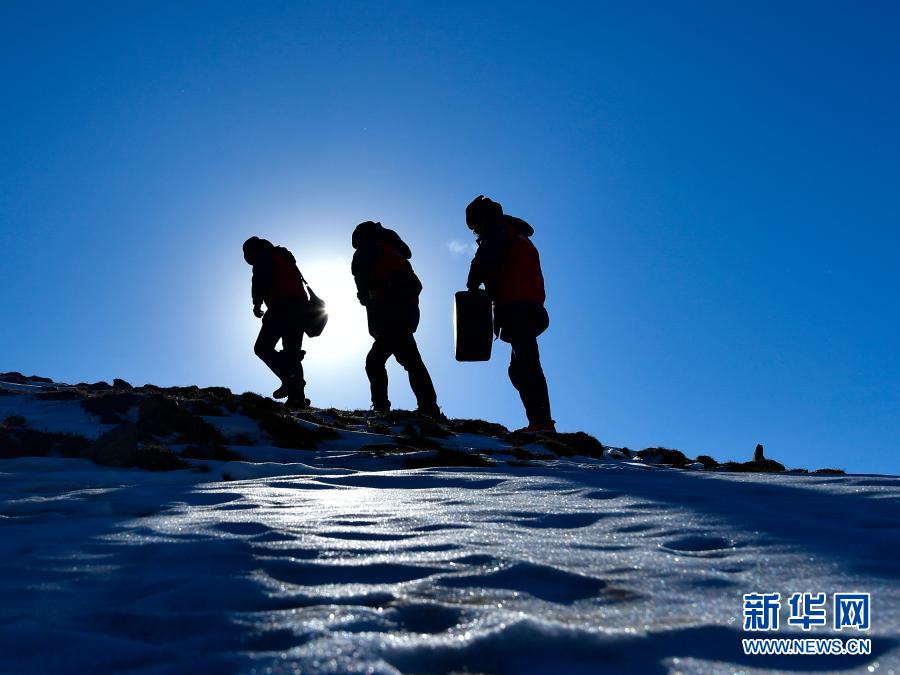 　　1月21日，國家電網(wǎng)西寧供電公司輸電運檢中心運檢人員在登山巡檢。新華社記者 張龍 攝