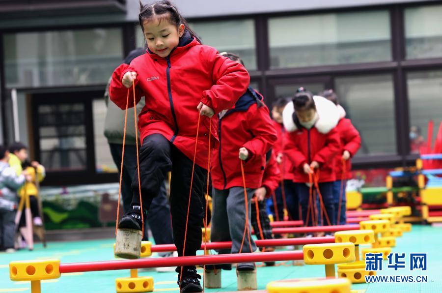 　　1月27日，孩子們在參加“踩高蹺”傳統(tǒng)游戲?！　‘?dāng)日，安徽省合肥市瑤海區(qū)一幼兒園開展民間體育游戲運(yùn)動會，孩子們參加“滾鐵環(huán)”“踩高蹺”“獨(dú)木橋”等傳統(tǒng)游戲，在鍛煉身體的同時，感受傳統(tǒng)文化的魅力?！　⌒氯A社發(fā)（解琛 攝）