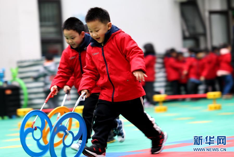 　　1月27日，孩子們在參加“滾鐵環(huán)”傳統(tǒng)游戲?！　‘?dāng)日，安徽省合肥市瑤海區(qū)一幼兒園開展民間體育游戲運(yùn)動會，孩子們參加“滾鐵環(huán)”“踩高蹺”“獨(dú)木橋”等傳統(tǒng)游戲，在鍛煉身體的同時，感受傳統(tǒng)文化的魅力。　　新華社發(fā)（解琛 攝）