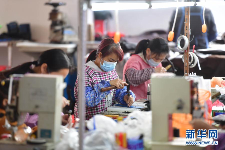 　　1月28日，在廣西欽州市浦北縣一家制鞋企業(yè)，工人在制作皮鞋?！　〗陙?lái)，廣西欽州市浦北縣強(qiáng)化以工補(bǔ)農(nóng)、以城帶鄉(xiāng)，形成工農(nóng)互促、城鄉(xiāng)互補(bǔ)、協(xié)調(diào)發(fā)展的局面。當(dāng)?shù)匕l(fā)揮農(nóng)村富余勞動(dòng)力和產(chǎn)業(yè)工人的優(yōu)勢(shì)，吸引產(chǎn)業(yè)落地，推進(jìn)就業(yè)扶貧產(chǎn)業(yè)車間轉(zhuǎn)型升級(jí)，群眾就地就近就業(yè)，助力鄉(xiāng)村振興?！　⌒氯A社記者 黃孝邦 攝