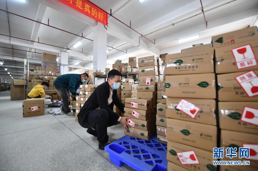 　　1月28日，在廣西欽州市浦北縣一家編織企業(yè)，工人在打包編織產(chǎn)品，準(zhǔn)備發(fā)貨?！　〗陙?lái)，廣西欽州市浦北縣強(qiáng)化以工補(bǔ)農(nóng)、以城帶鄉(xiāng)，形成工農(nóng)互促、城鄉(xiāng)互補(bǔ)、協(xié)調(diào)發(fā)展的局面。當(dāng)?shù)匕l(fā)揮農(nóng)村富余勞動(dòng)力和產(chǎn)業(yè)工人的優(yōu)勢(shì)，吸引產(chǎn)業(yè)落地，推進(jìn)就業(yè)扶貧產(chǎn)業(yè)車間轉(zhuǎn)型升級(jí)，群眾就地就近就業(yè)，助力鄉(xiāng)村振興?！　⌒氯A社記者 黃孝邦 攝