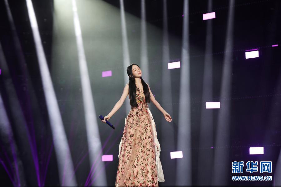 　　歌手張韶涵在網(wǎng)絡(luò)春晚錄制現(xiàn)場(chǎng)演唱歌曲（資料照片）。新華社發(fā)