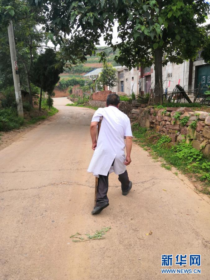 在邵原鎮(zhèn)稱彎村，許奎民在出診的路上（2020年7月4日攝，手機照片）。新華社發(fā)