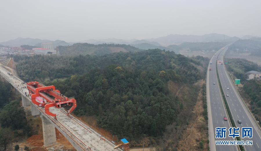 　　1月31日拍攝的常益長高鐵六標箱梁架設(shè)現(xiàn)場（無人機照片）。新華社記者 趙眾志 攝