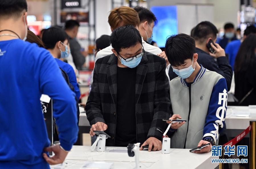 　　1月31日，顧客在?？厝蚓罚ê？冢┟舛惓沁x購商品?！　‘斎?，位于海南省?？谑械暮？厝蚓罚ê？冢┟舛惓呛蜕蠲夂？谟^瀾湖免稅城正式開業(yè)。海南離島免稅店增加至9家，海南離島免稅業(yè)態(tài)進一步完善?！　⌒氯A社記者 郭程 攝