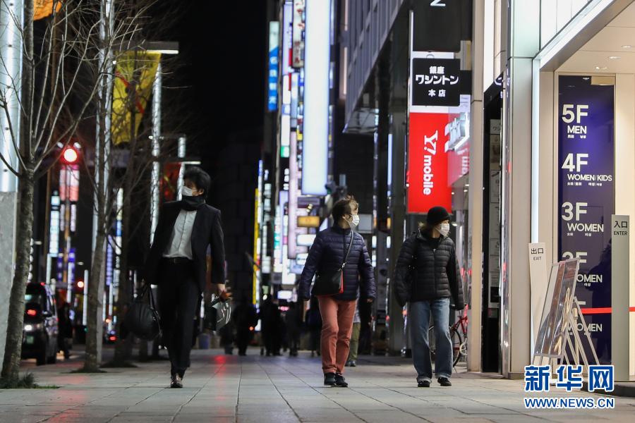 　　2月2日，日本東京銀座的商鋪提前結束營業(yè)，行人明顯減少?！　∪毡臼紫噍蚜x偉2日晚宣布，對于11個原定實施緊急狀態(tài)到2月7日的都府縣，除栃木縣到期解除外，東京都、大阪府等其余10個都府縣的緊急狀態(tài)將延長到3月7日。　　新華社記者 杜瀟逸 攝