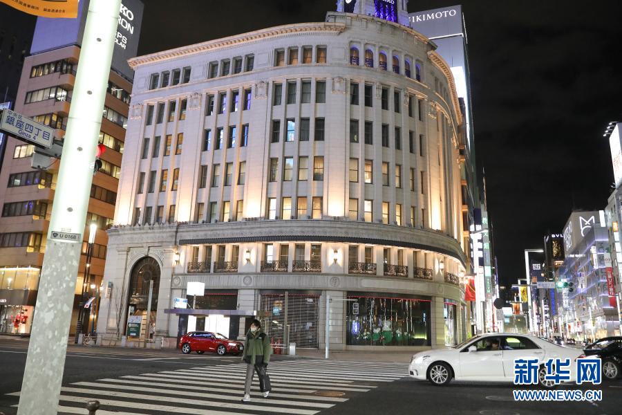 　　2月2日，日本東京銀座的商鋪提前結束營業(yè)，行人明顯減少?！　∪毡臼紫噍蚜x偉2日晚宣布，對于11個原定實施緊急狀態(tài)到2月7日的都府縣，除栃木縣到期解除外，東京都、大阪府等其余10個都府縣的緊急狀態(tài)將延長到3月7日。　　新華社記者 杜瀟逸 攝