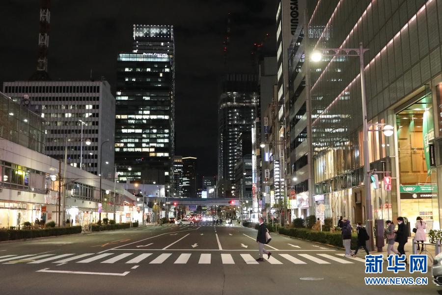 　　2月2日，在日本東京，人們戴口罩出行。　　日本首相菅義偉2日晚宣布，對于11個原定實施緊急狀態(tài)到2月7日的都府縣，除栃木縣到期解除外，東京都、大阪府等其余10個都府縣的緊急狀態(tài)將延長到3月7日?！　⌒氯A社記者 杜瀟逸 攝