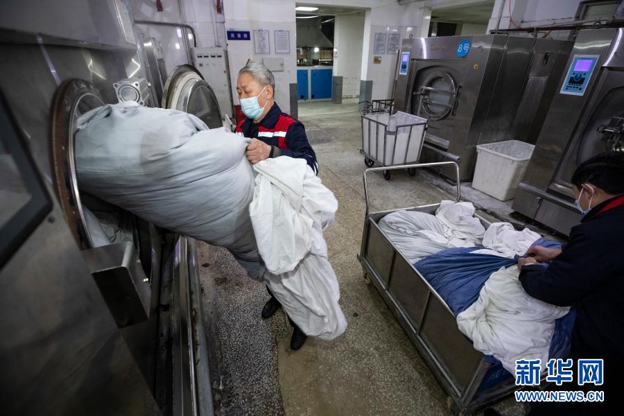 　　2月3日，在中國鐵路成都局集團(tuán)有限公司成都客運(yùn)段整備一車間洗滌房，工人把列車臥具放進(jìn)洗衣機(jī)清洗?！　〈哼\(yùn)期間，鐵路部門加強(qiáng)對列車臥具、窗簾、枕套、臺(tái)布等物品的洗滌與衛(wèi)生消毒，嚴(yán)把列車疫情防控關(guān)，保障旅客出行安全?！　⌒氯A社記者 沈伯韓 攝