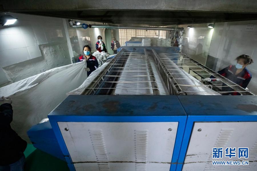 　　2月3日，在中國鐵路成都局集團(tuán)有限公司成都客運(yùn)段整備一車間洗滌房，工人整理烘干好的被套?！　〈哼\(yùn)期間，鐵路部門加強(qiáng)對列車臥具、窗簾、枕套、臺(tái)布等物品的洗滌與衛(wèi)生消毒，嚴(yán)把列車疫情防控關(guān)，保障旅客出行安全?！　⌒氯A社記者 胥冰潔 攝