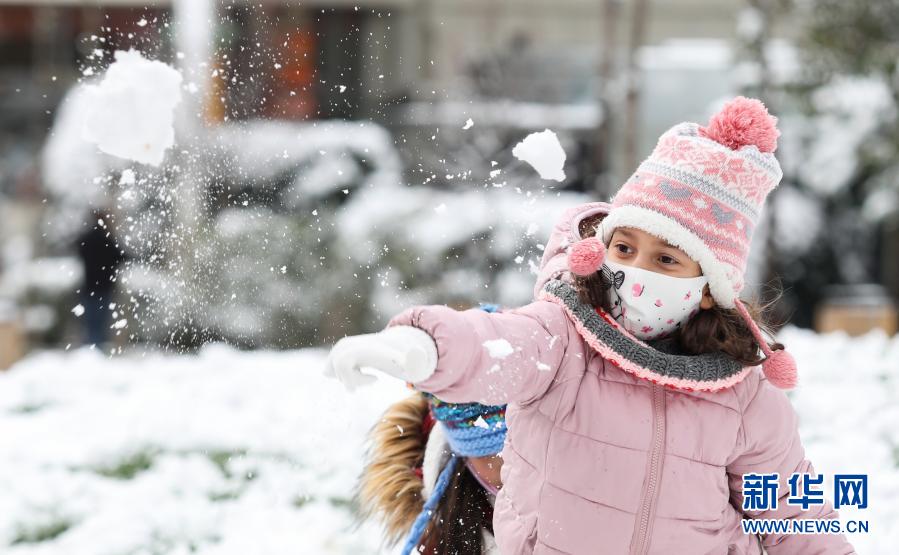 2月14日，孩子們在阿爾巴尼亞首都地拉那的雪地里玩耍。地拉那13日夜間迎來降雪。新華社發(fā)（根特·奧努齊攝）