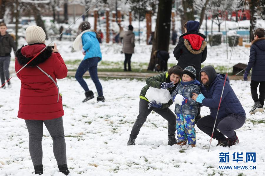2月14日，人們在阿爾巴尼亞首都地拉那的雪地里拍照。地拉那13日夜間迎來降雪。新華社發(fā)（根特·奧努齊攝）