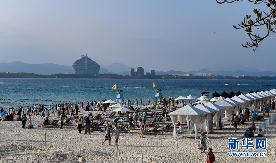 2月15日，游客在三亞市蜈支洲島旅游區(qū)游玩。當(dāng)日是農(nóng)歷大年初四，不少游客來到海南省三亞市蜈支洲島旅游區(qū)游玩，歡度新春佳節(jié)。新華社記者 楊冠宇 攝