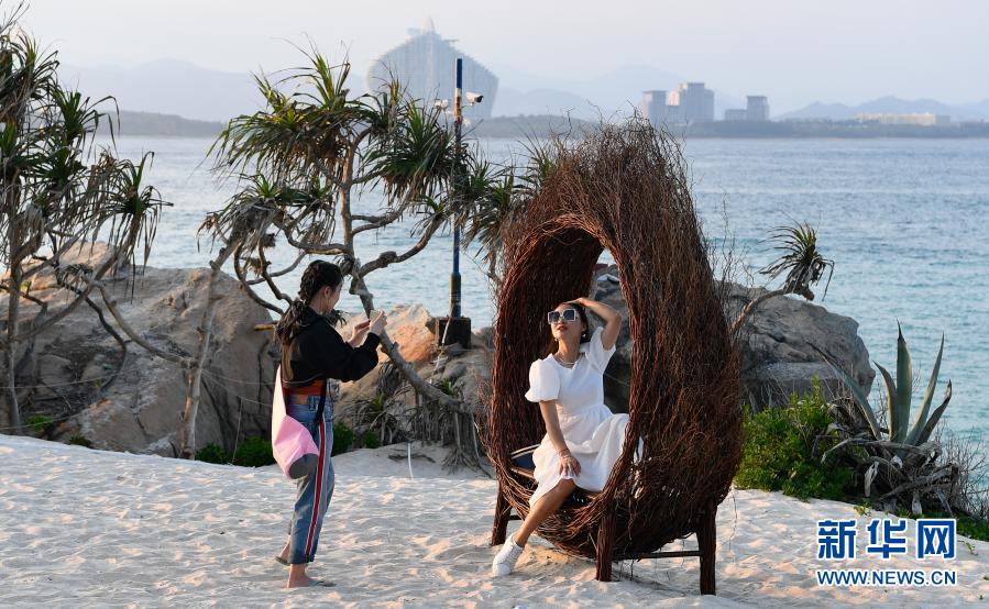 2月15日，游客在三亞市蜈支洲島旅游區(qū)拍照留念。當(dāng)日是農(nóng)歷大年初四，不少游客來到海南省三亞市蜈支洲島旅游區(qū)游玩，歡度新春佳節(jié)。新華社記者 楊冠宇 攝