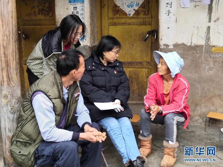 　　2月9日，張桂梅在家訪時與學生家長交談。新華社發(fā)（王秀麗 攝）