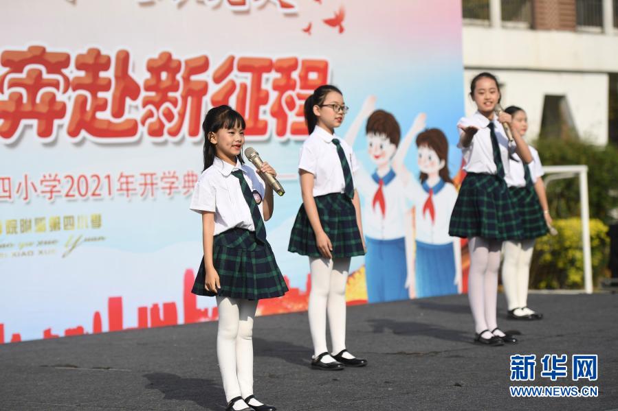 　　2月22日，福州教育學(xué)院附屬第四小學(xué)學(xué)生在春季開學(xué)典禮上表演節(jié)目。新華社記者 宋為偉 攝
