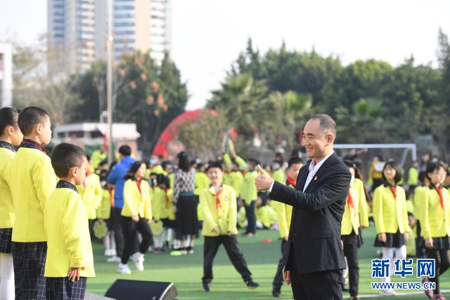 　　2月22日，在福州教育學(xué)院附屬第四小學(xué)春季開學(xué)典禮上，校長向臺上學(xué)生豎起大拇指。新華社記者 宋為偉 攝